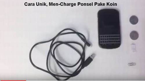 Cara Unik, Men-Charge Ponsel Pake Koin